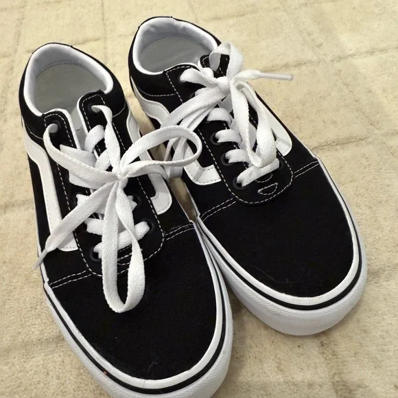Vans Black and White Old Skool Sneakers with Platform Sole BRAND NEW - Picture 3 of 4